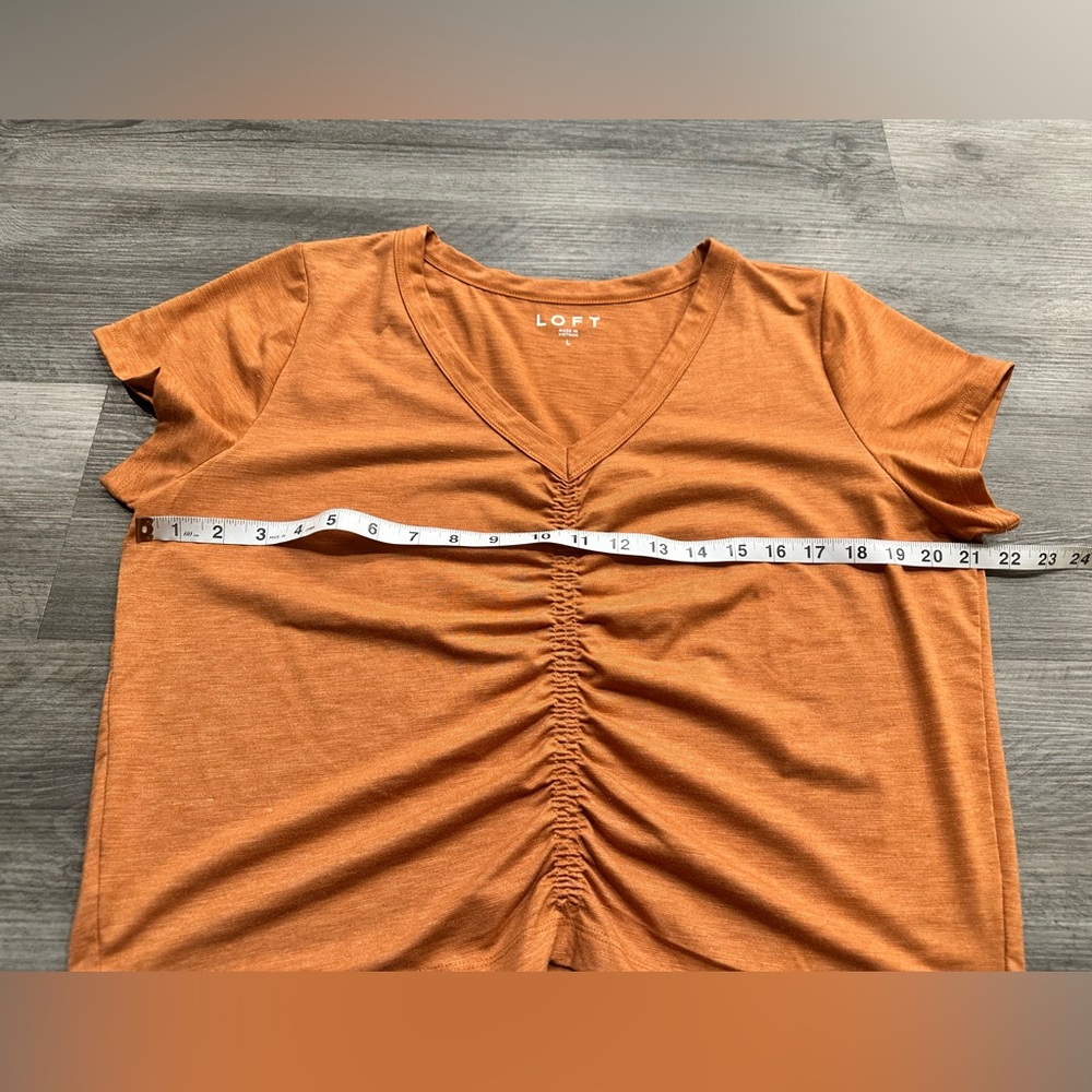 LOFT Gold V-neck Short Sleeve Ruched Crop Top - Picture 4 of 7